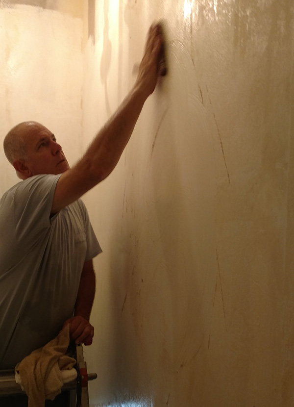 A professional doing wallpaper removal in Long Beach, CA<br />
